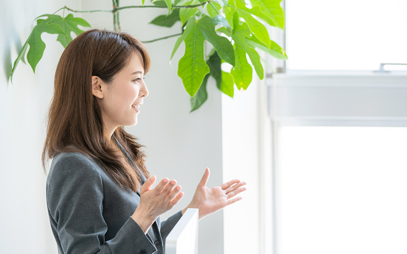 プレゼンをする女性