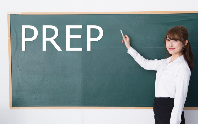 黒板にPREPと書く女性